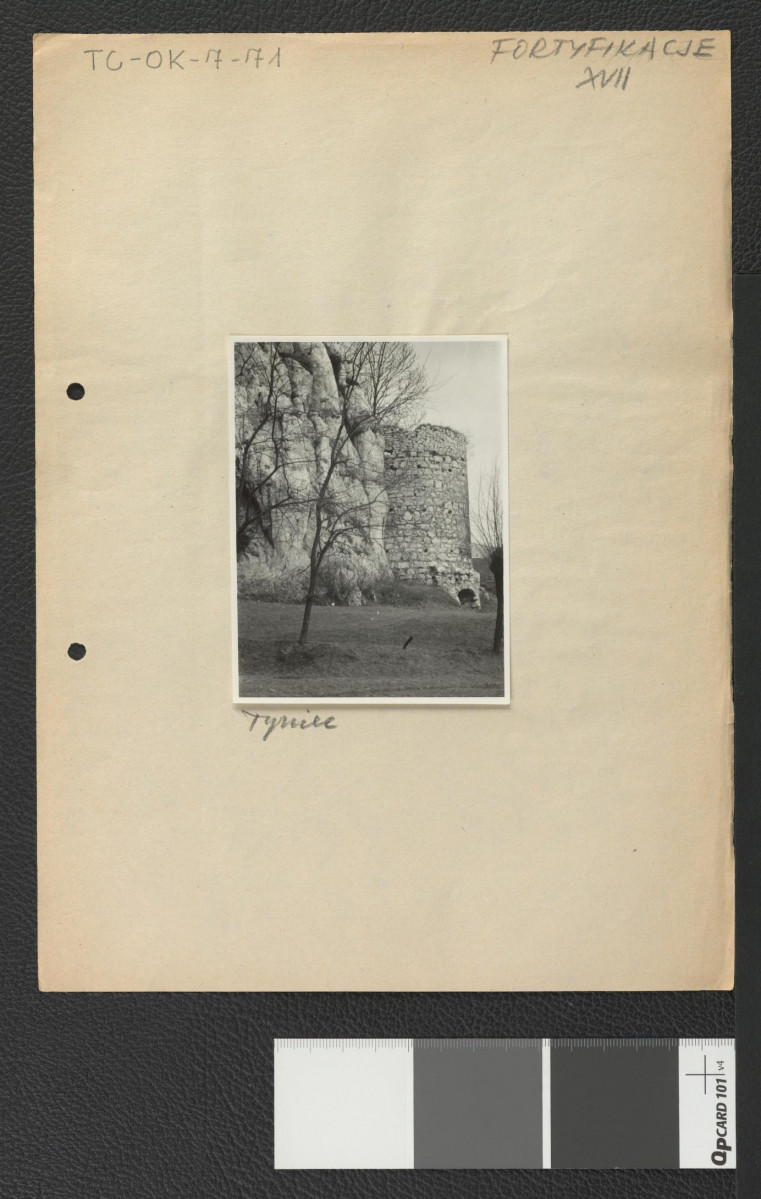 wieża obronna w ramach obwarowań miejscowego klasztoru , skan 1