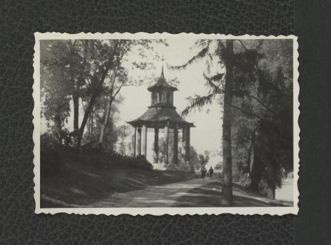 fotografia czarno-biała przedstawiająca tzw. domek chiński, skan 1