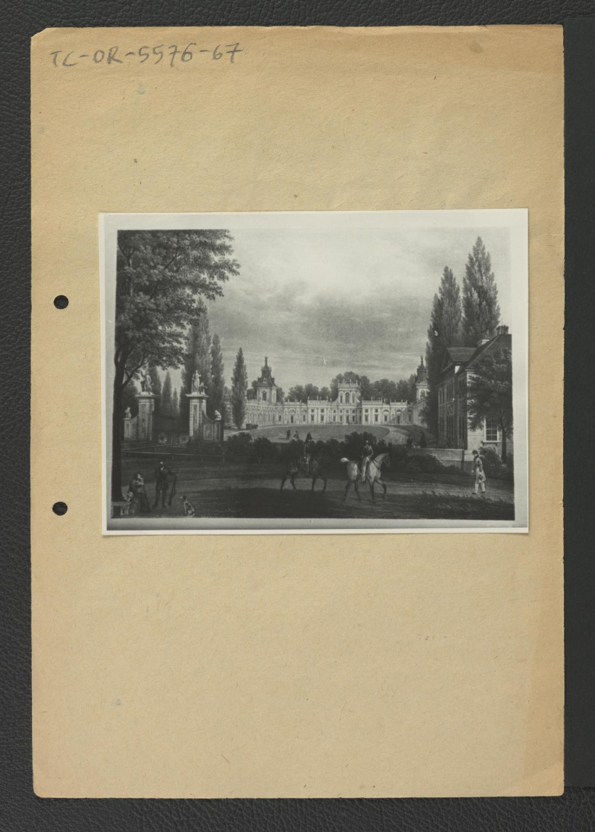 2 fotografie czarno-białe akwareli z epoki ukazującej widok na dziedziniec miejscowego pałacu prawdopodobnie z okresu pomiędzy rokiem 1815 a 1830, skan 1