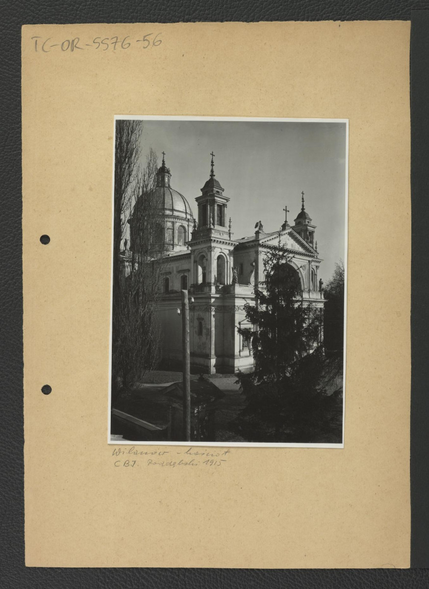 2 fotografie czarno-białe przedstawiające kościół św. Anny widoczny od północnego zachodu, skan 2