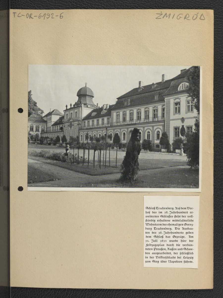 fotografia czarno-biała pochodząca z niemieckojęzycznej publikacji sprzed II wojny światowej ukazującej widok dziedzińca miejscowego pałacu, skan 1