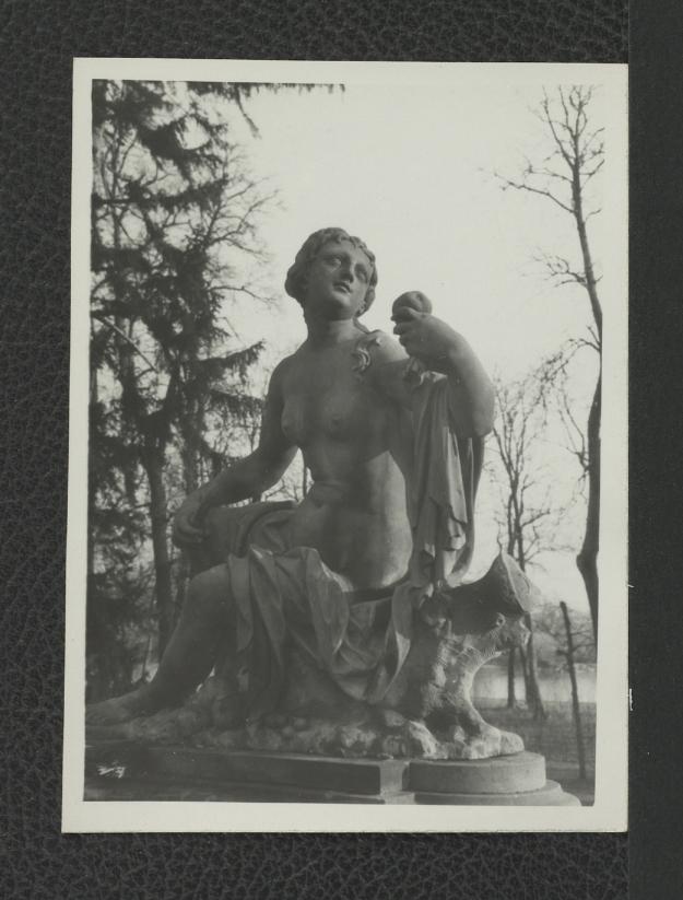 fotografia czarno-biała przedstawiająca rzeźbę ogrodową (prawdopodobnie) nimfy, skan 1