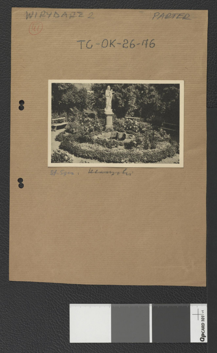 rzeźba figuratywna przedstawiająca Marię Pannę na terenie miejscowego ogrodu , skan 1