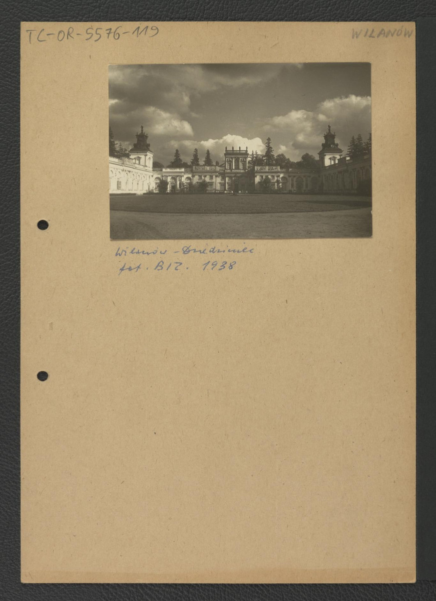 fotografia czarno-biała przedstawiająca dziedziniec miejscowego pałacu, skan 1