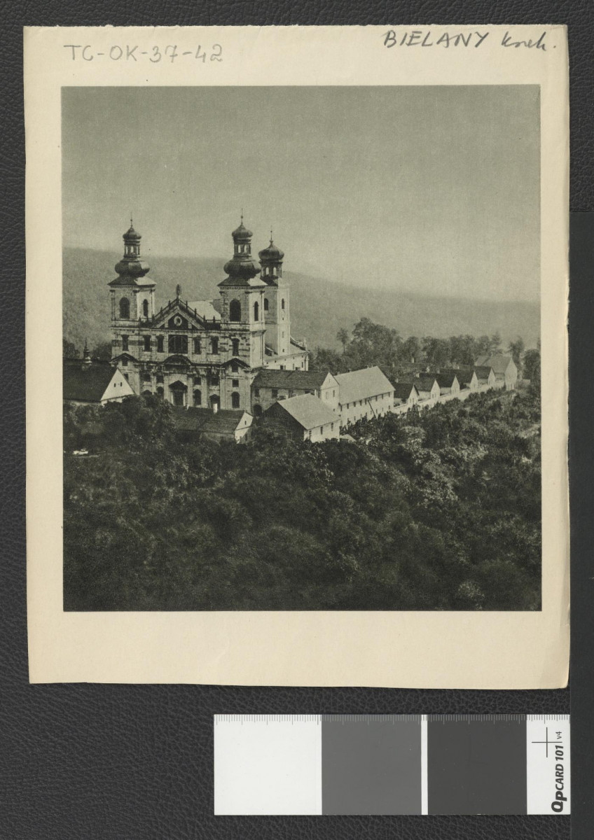 nadbitka reprodukcji dwubarwnej fotografii zamieszczonej w Ciołek Gerard, Ogrody polskie, Warszawa 1954, s. 28 przedstawiająca widok z tzw. lotu ptaka na miejscowy klasztor                                , skan 1