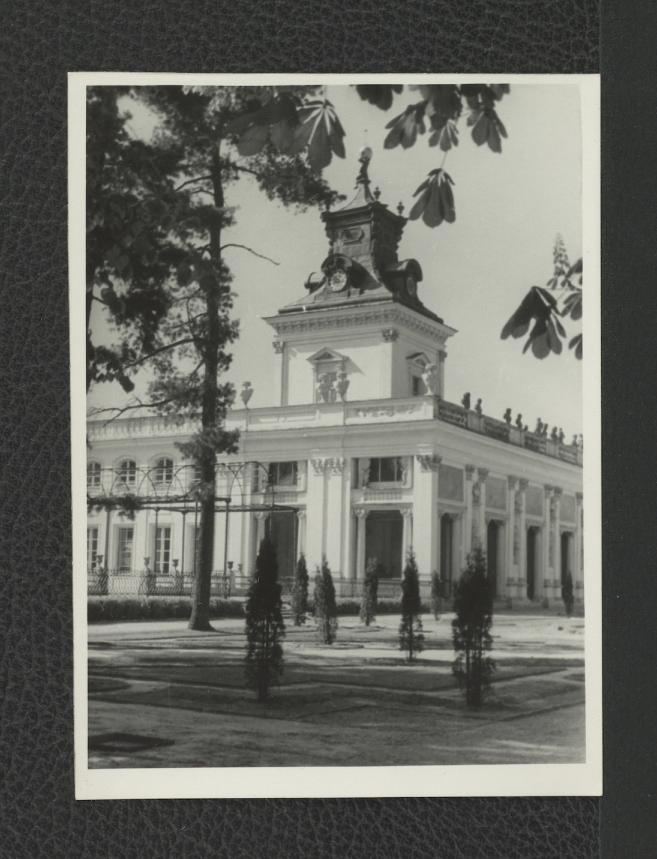 fotografia czarno-biała przedstawiająca południową wieżę zegarową, skan 1