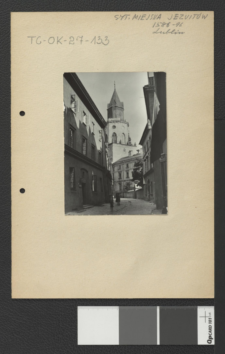 Brama Trynitarska widoczna od strony ul. Jezuickiej                                    , skan 1