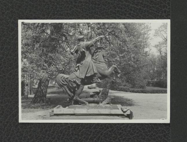 6 fotografii czarno-białych fotografii ukazujących pomnik konny króla Jana III podczas przygotowań do robót konserwatorskich  , skan 1