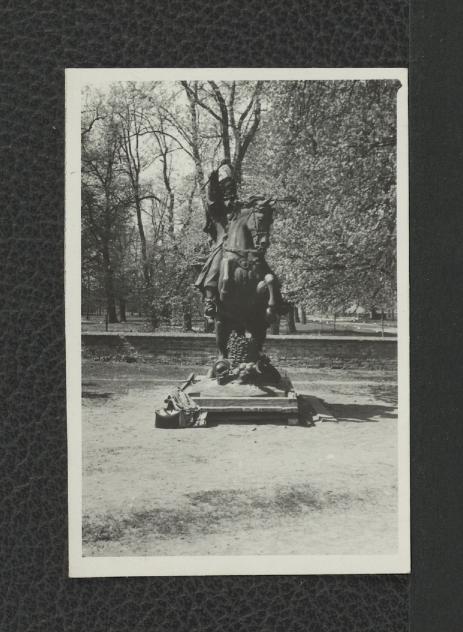 6 fotografii czarno-białych fotografii ukazujących pomnik konny króla Jana III podczas przygotowań do robót konserwatorskich  , skan 2