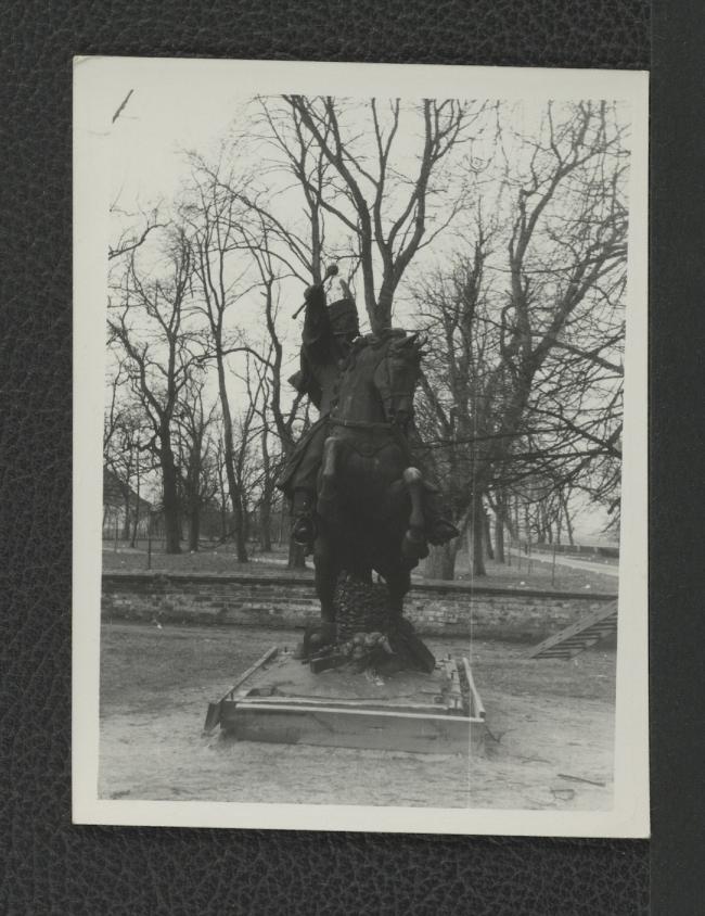 6 fotografii czarno-białych fotografii ukazujących pomnik konny króla Jana III podczas przygotowań do robót konserwatorskich  , skan 3