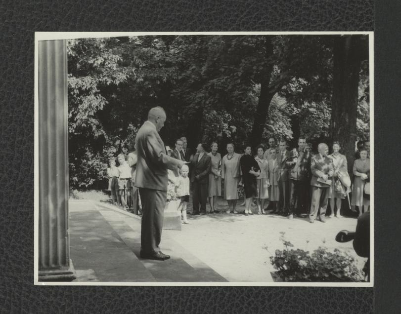 fotografia czarno-biała przedstawiająca prof. S. Lorentza prawdopodobnie podczas uroczystego otwarcia odrestaurowanych fragmentów pałacu, skan 1