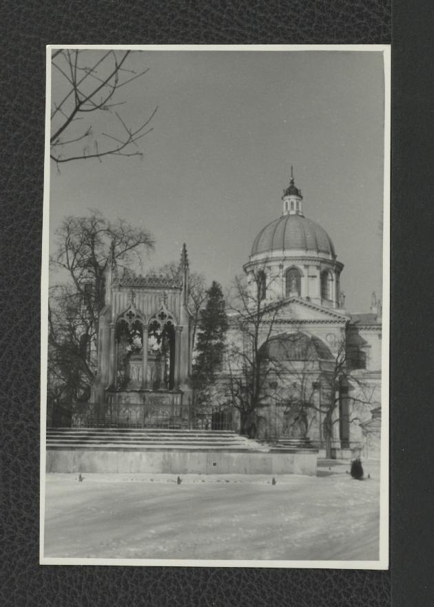 fotografia czarno-biała przedstawiająca neogotycki grobowiec Stanisława Kostki Potockiego i jego żony Aleksandry z roku 1836 autorstwa Henryka Marconiego na tle kościoła św. Anny, skan 1