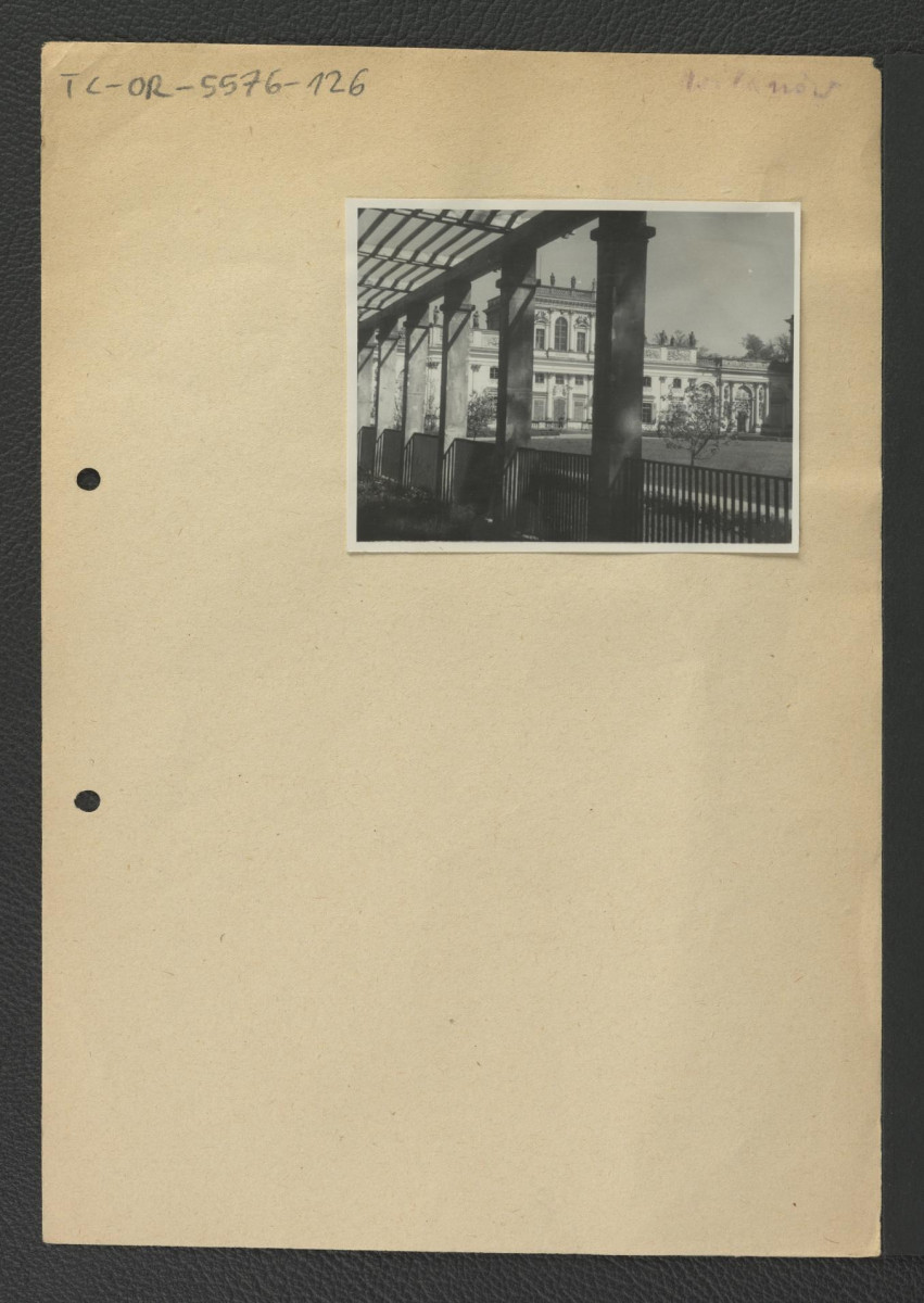 fotografia czarno-biała przedstawiająca widok na dziedziniec pałacowy od strony pergoli, skan 1