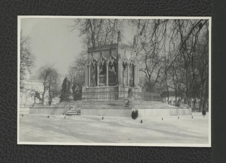 fotografia czarno-biała przedstawiająca neogotycki grobowiec Stanisława Kostki Potockiego i jego żony Aleksandry na tle kościoła św. Anny od południowego zachodu, skan 1