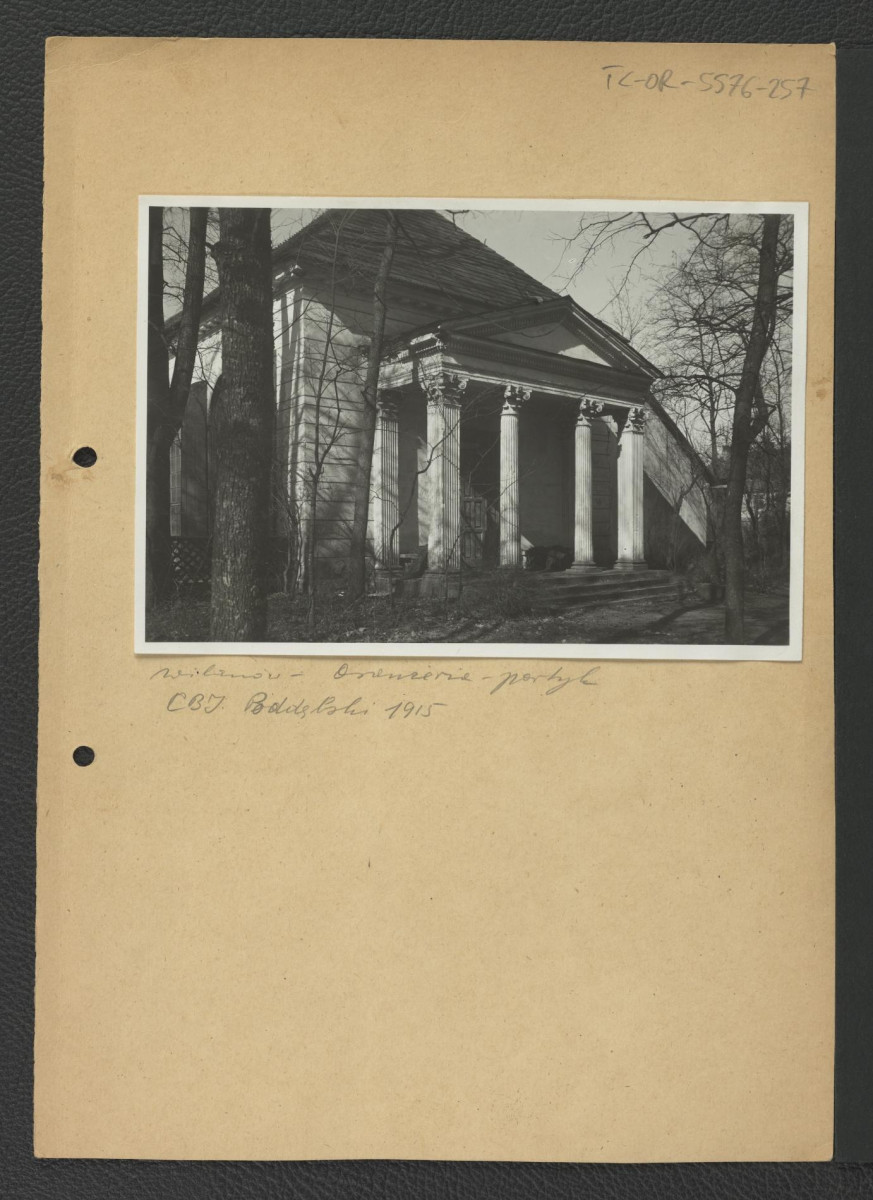 fotografia czarno-biała przedstawiająca portyk miejscowej oranżerii, skan 1