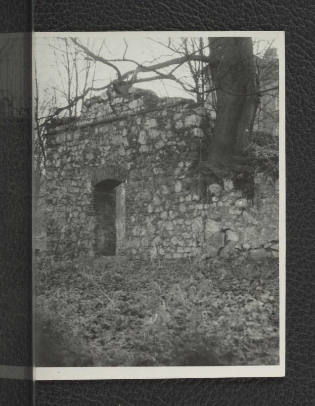 fotografia czarno-biała przedstawiająca fragment zrujnowanej zabudowy pałacowej, skan 1