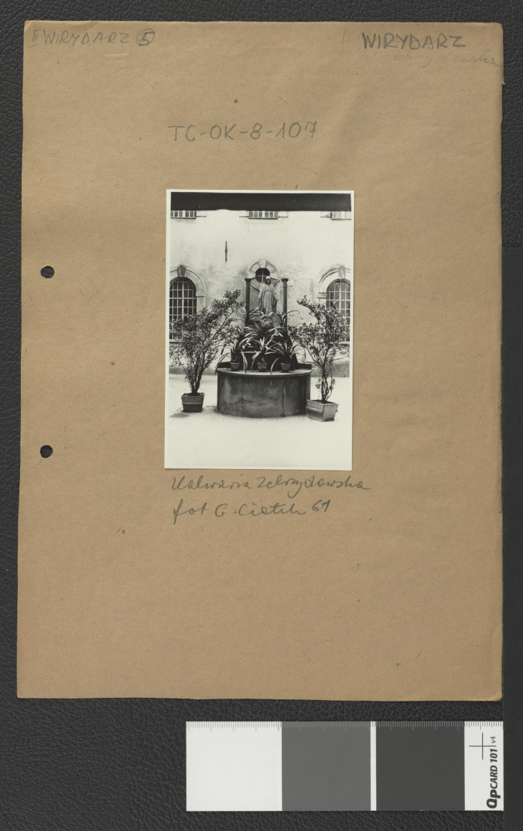 rzeźba figuratywna Marii Panny, prawdopodobnie na dziedzińcu klasztoru, skan 1