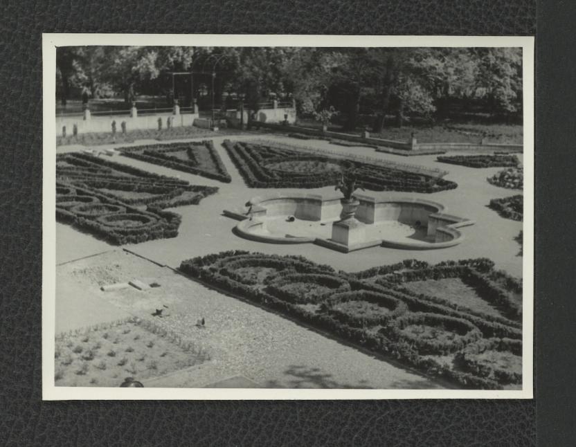 6 fotografii czarno-białych przedstawiających Ogród Różany w trakcie prac konserwatorskich, skan 2