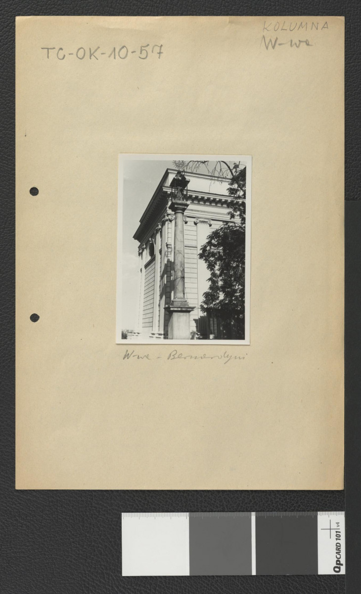 fragment bryły wraz z kolumną zwieńczoną rzeźbą figuratywną o charakterze sakralnym , skan 1