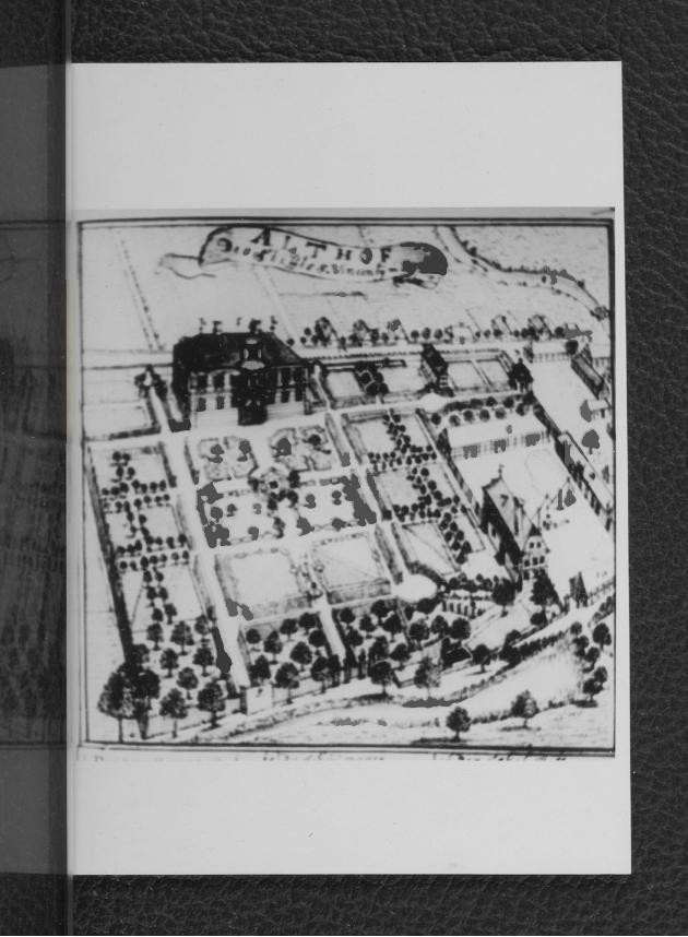 2 fotografie czarno-białe reprodukcji ryciny zamieszczonej w Wernher F.B., Topografia Śląska, 1744-1768 przedst. widok z lotu ptaka na miejscową posesje              , skan 1