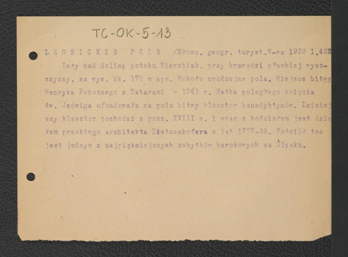 wypis z Słownik Geografii Turystycznej Polski, tom I, Warszawa 1959, strona 423 dot. usytuowania miejscowej posesji, ważniejszych wydarzeń w dziejach miejscowości oraz przebudowy klasztoru i kościoła przez architekta Dietzenhofra z lat 1727-1733, skan 1