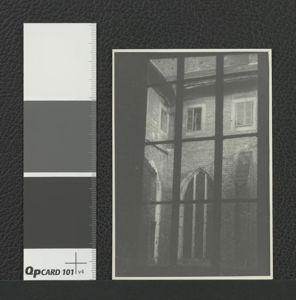 pozytyw przedstawiający widok z okna na dziedziniec klasztorny , skan 1