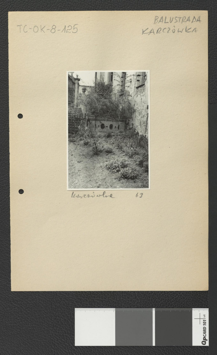 balustrada i fragment schodów na terenie klasztoru, skan 1