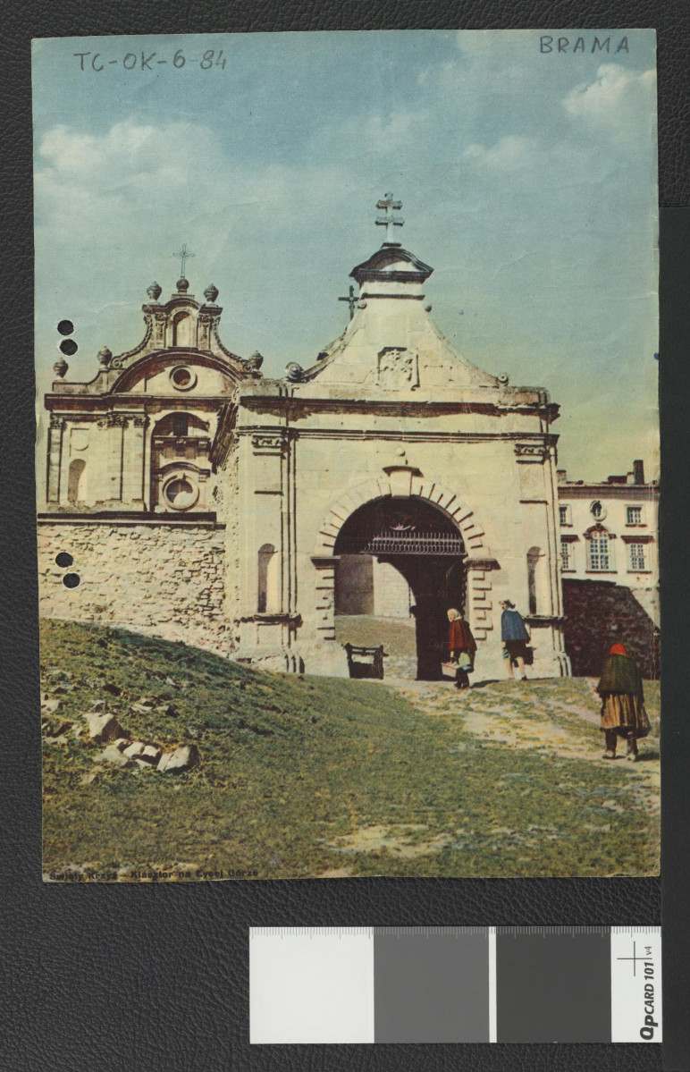 fragment karty z czasopisma zawierającego kolorową reprodukcje fotografii bramy klasztornej na Świętym Krzyżu , skan 1