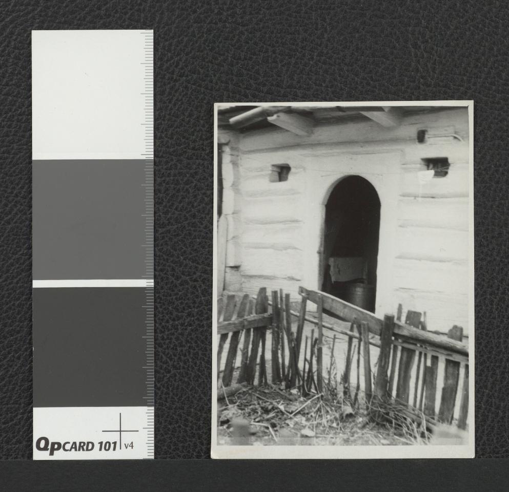 widok fragmentu miejscowej chaty, skan 1