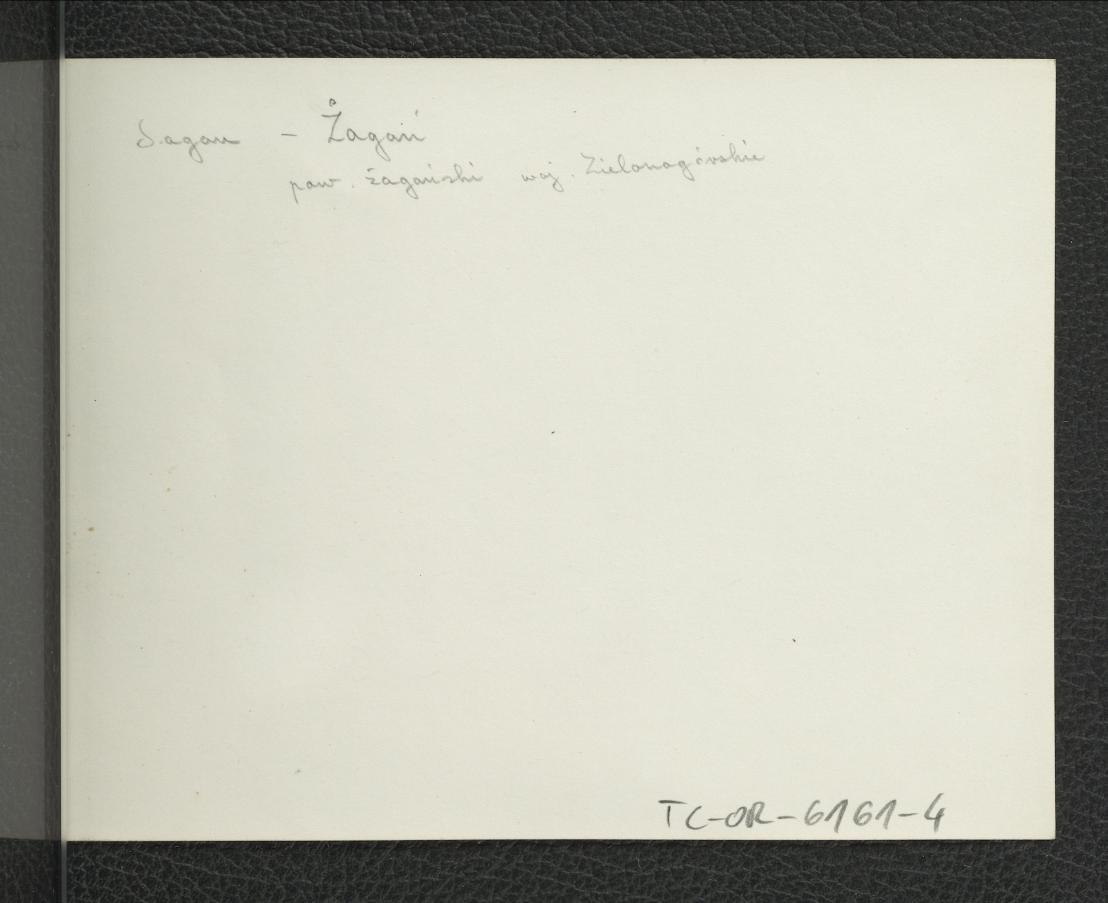 2 fotografie czarno-białe reprodukcji ryciny zamieszcznej w Duncker A., Die Landlichen Wohnsitze, Schlosser und Residenzen …, t. IV, Berlin 1861, a ukazującej widok na miejscowy pałac    , skan 2