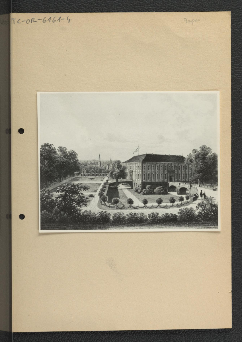 2 fotografie czarno-białe reprodukcji ryciny zamieszcznej w Duncker A., Die Landlichen Wohnsitze, Schlosser und Residenzen …, t. IV, Berlin 1861, a ukazującej widok na miejscowy pałac    , skan 3