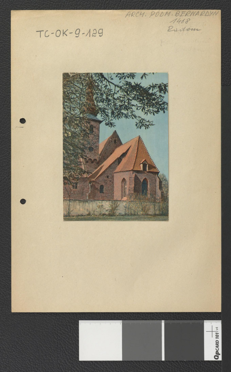 kolorowa pocztówka przedstawiająca gotycki kościół pobernardyński z drugiej połowy XV wieku, skan 1
