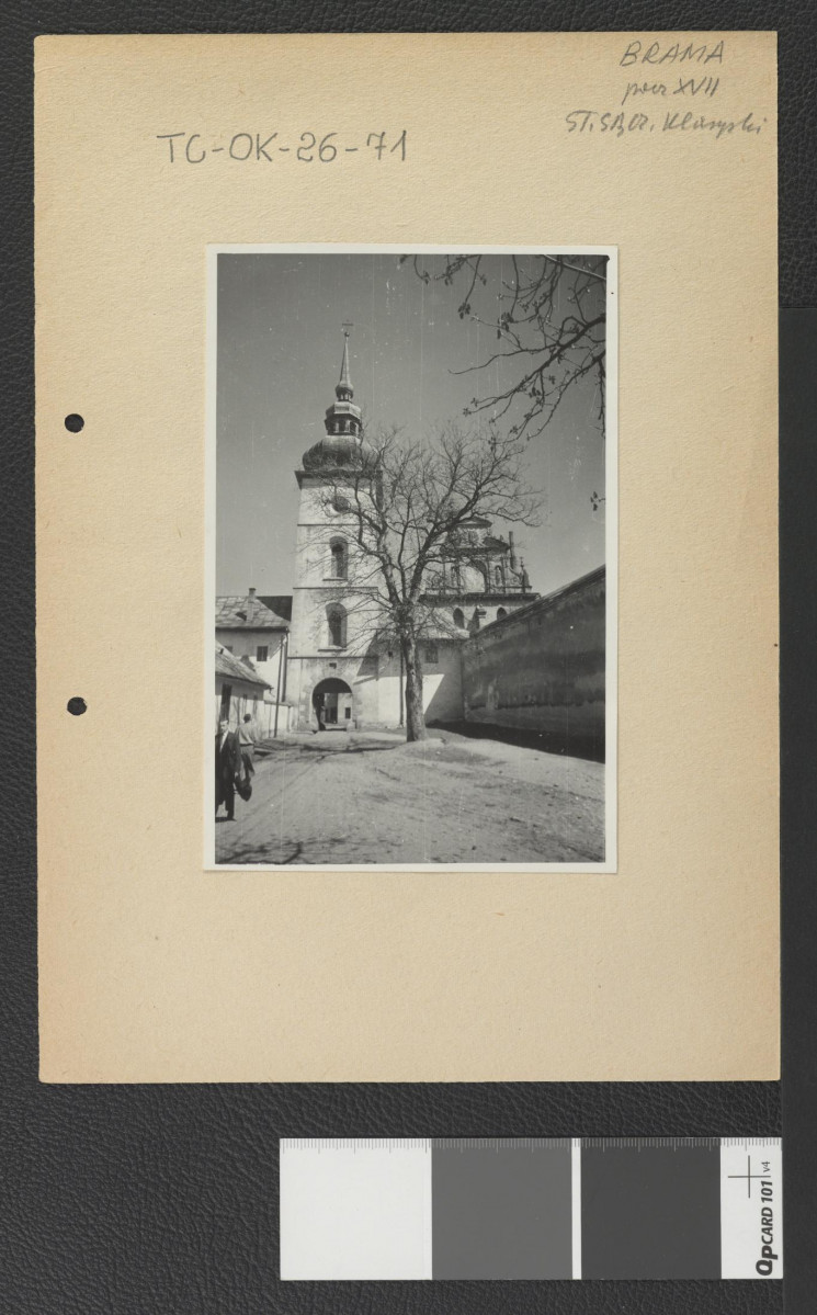 droga wiodącą do bramy opactwa widoczną od zachodu , skan 1