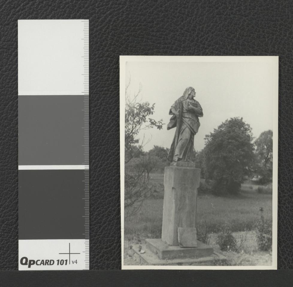 przedstawia rzeźby figuratywne o charakterze sakralnym na terenie miejscowego opactwa , skan 1