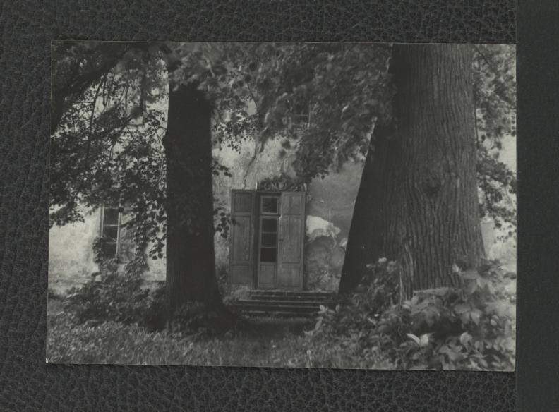 3 fotografie czarno-białe przedstawiające widok wrót wiodących prawdopodobnie do pałacu, skan 1