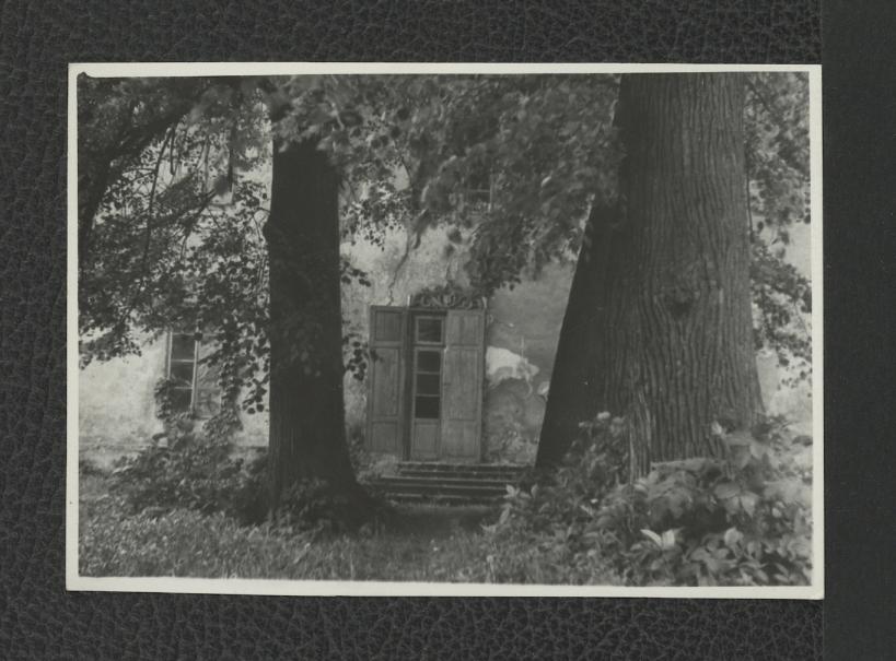 3 fotografie czarno-białe przedstawiające widok wrót wiodących prawdopodobnie do pałacu, skan 2