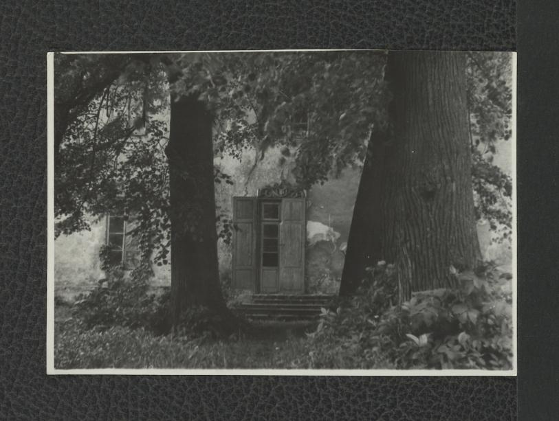 3 fotografie czarno-białe przedstawiające widok wrót wiodących prawdopodobnie do pałacu, skan 3