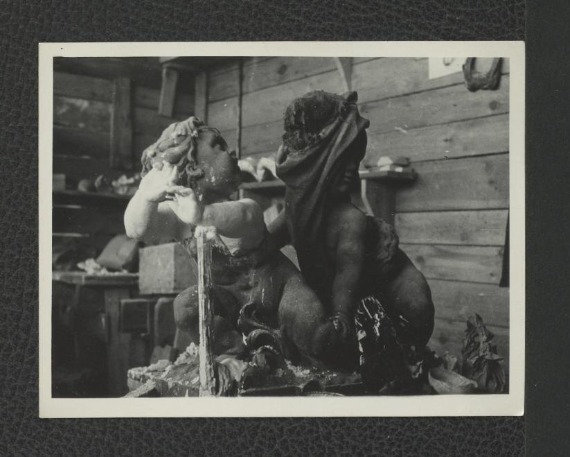 4 fotografie czarno-białe przedstawiające prace konserwatorskie przy naprawie rzeźb ogrodowych z motywem „Kupidyna”, skan 3