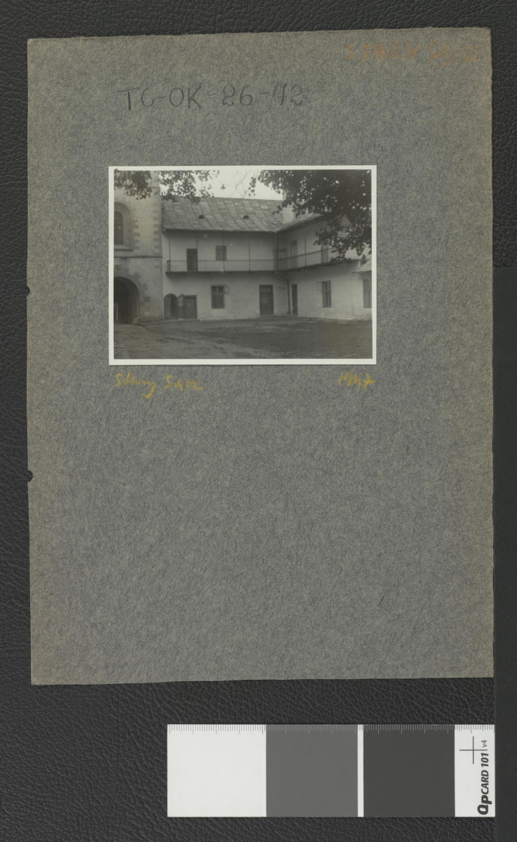 fragment dziedzińca klasztornego, skan 1