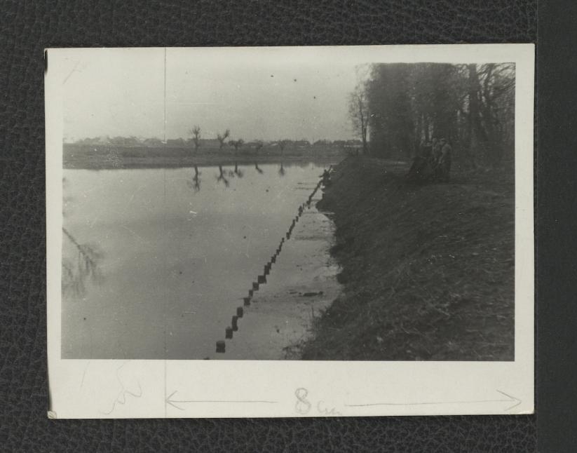 6 fotografii czarno-białych przedstawiających linię brzegową okolicznych zbiorników prawdopodobnie podczas prac budowlanych, skan 1