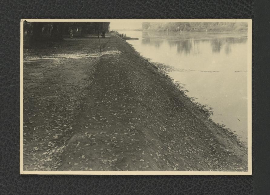 6 fotografii czarno-białych przedstawiających linię brzegową okolicznych zbiorników prawdopodobnie podczas prac budowlanych, skan 2