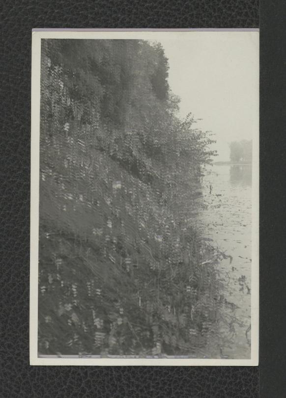 6 fotografii czarno-białych przedstawiających linię brzegową okolicznych zbiorników prawdopodobnie podczas prac budowlanych, skan 3