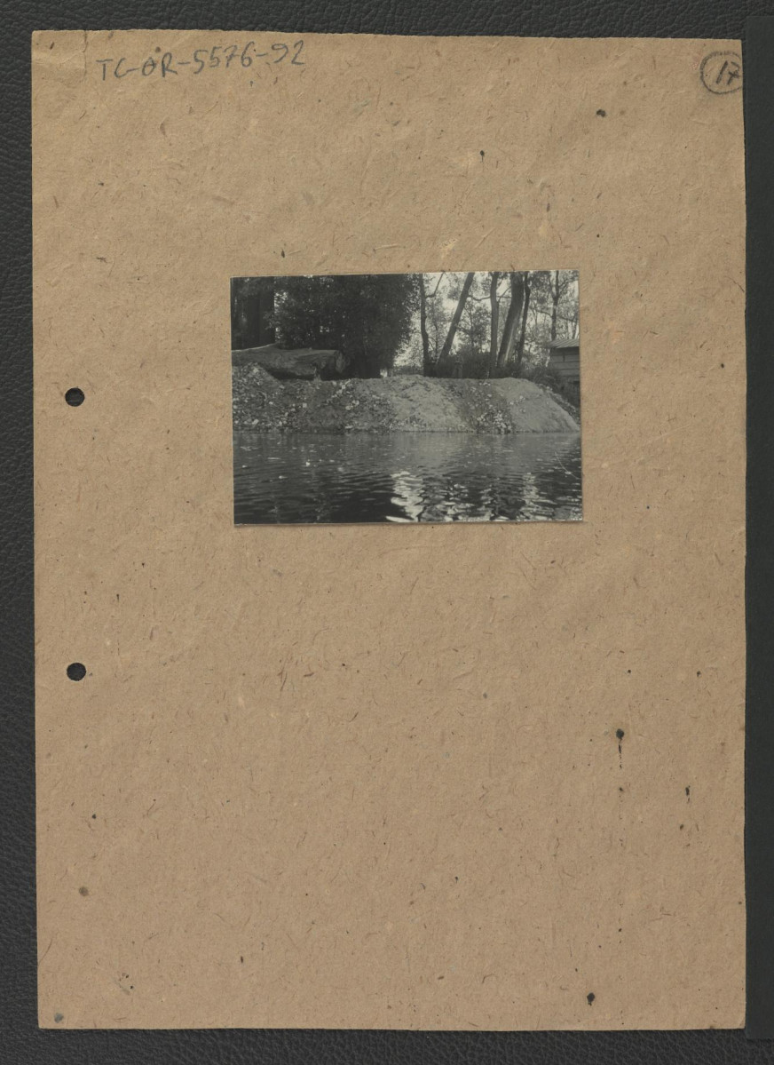 6 fotografii czarno-białych przedstawiających linię brzegową okolicznych zbiorników prawdopodobnie podczas prac budowlanych, skan 5