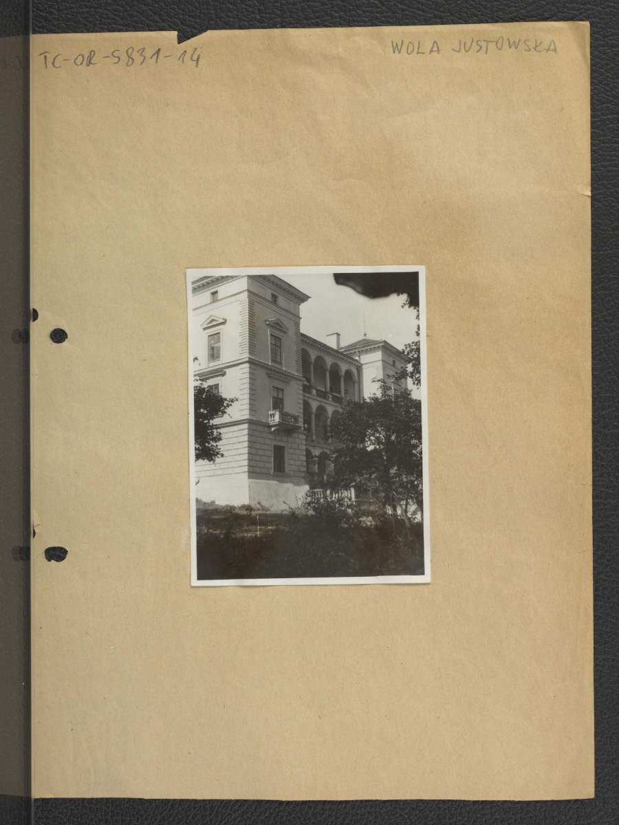 2 fotografie czarno-białe przedstawiające elewacje miejscowego pałacu, skan 1