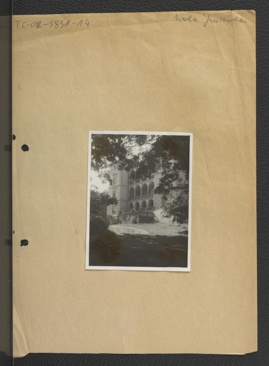 2 fotografie czarno-białe przedstawiające elewacje miejscowego pałacu, skan 2