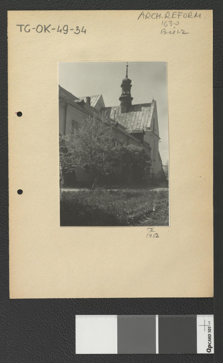 fragment ogrodu wraz z zabudowaniami klasztornymi w tle, skan 1