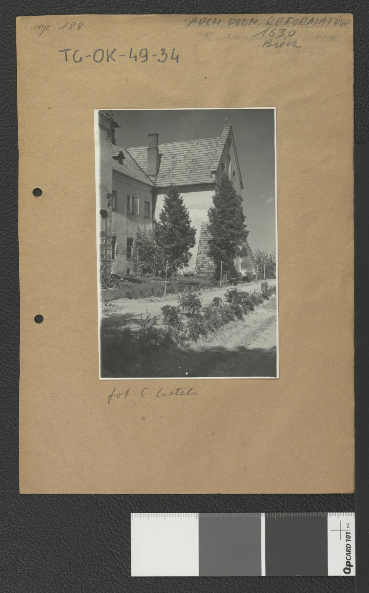 fragment ogrodu wraz z zabudowaniami klasztornymi w tle, skan 2