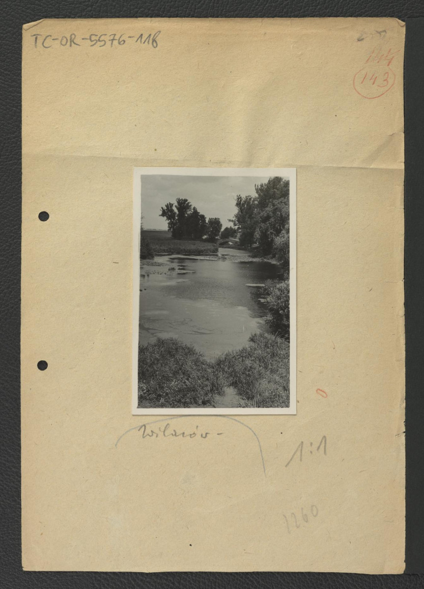 4 fotografie czarno-białe przedstawiające fragment zbiornika wodnego z tzw. mostkiem rzymskim, skan 2