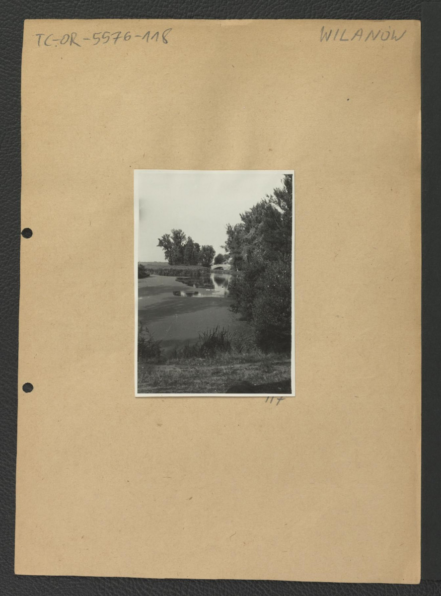 4 fotografie czarno-białe przedstawiające fragment zbiornika wodnego z tzw. mostkiem rzymskim, skan 3