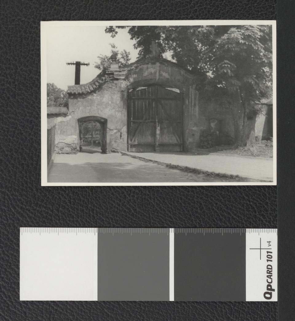 przedstawia jedną z bram wjazdowych na teren miejscowego klasztoru , skan 1